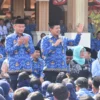 PERPISAHAN: Pasangan Bupati dan Wakil Bupati Sumedang Dony-Erwan berada di tengah-tengah ASN, usai melaksanakan apel terakhir. Di lapang Pusat Pemerintahan Sumedang, kemarin.