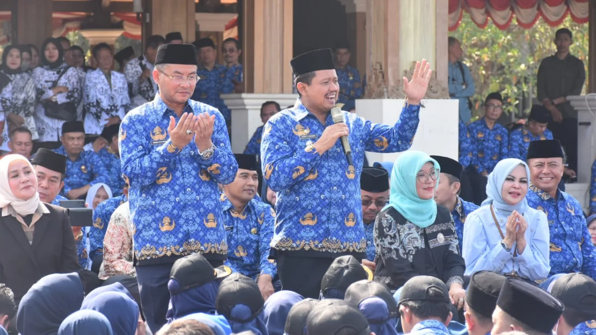 PERPISAHAN: Pasangan Bupati dan Wakil Bupati Sumedang Dony-Erwan berada di tengah-tengah ASN, usai melaksanakan apel terakhir. Di lapang Pusat Pemerintahan Sumedang, kemarin.