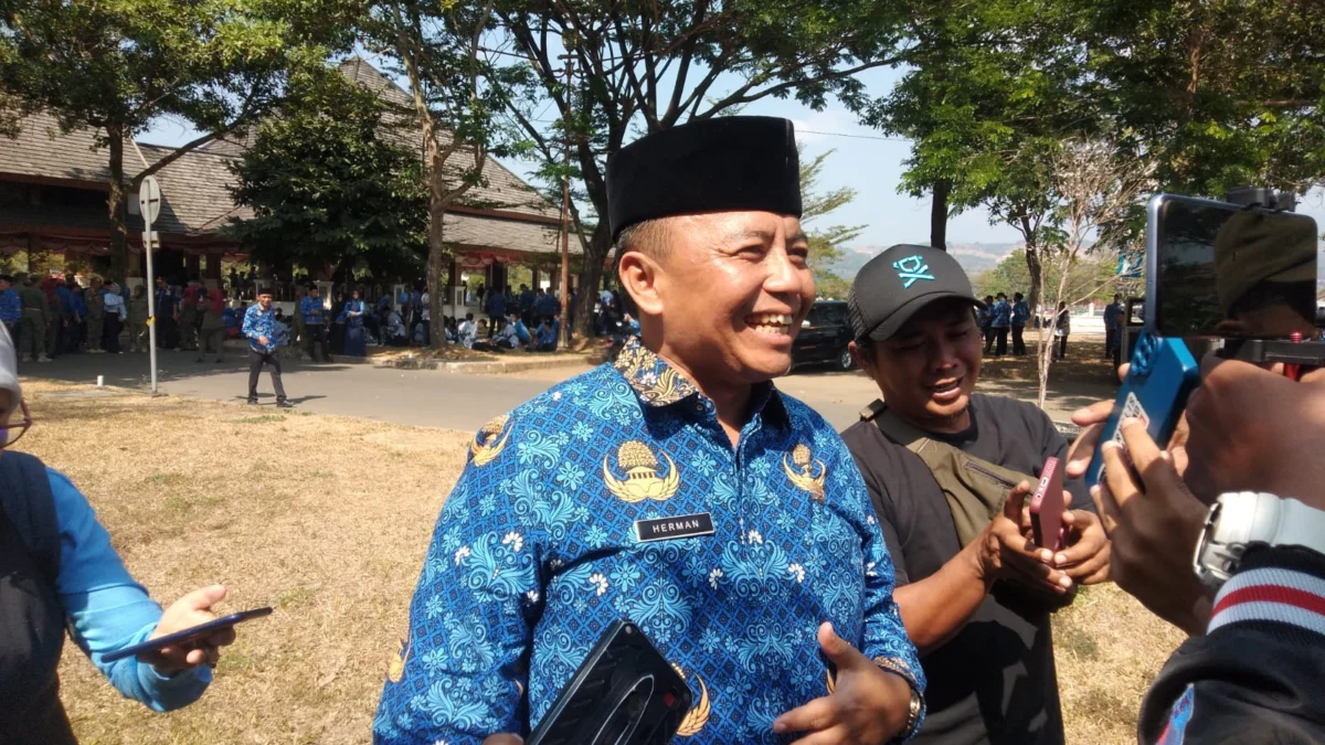 SIAP-SIAP: Sekretaris Daerah Kabupaten Sumedang, Herman Suryatman diwawancara sejumlah wartawan, soal pelantikannya menjadi Penjabat Bupati Sumedang, di Pusat Pemerintahan Sumedang, kemarin.