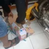 BUKA KARDUS: Warga sekitar tengah memeriksa kardus yang dititipkan pelaku kepada korban, di depan RSUD Sumedang, Senin (18/9) pagi.