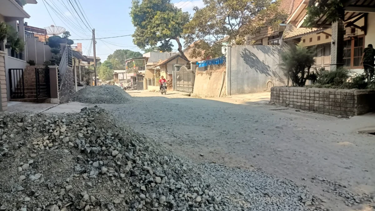 MELINTAS: Pemotor tengah melintas di jalan Ujungjaya Conggeang yang mengalami kerusakan, di daerah Cimijan, Desa Conggeang Kulon, Kecamatan Conggeang, kemarin.