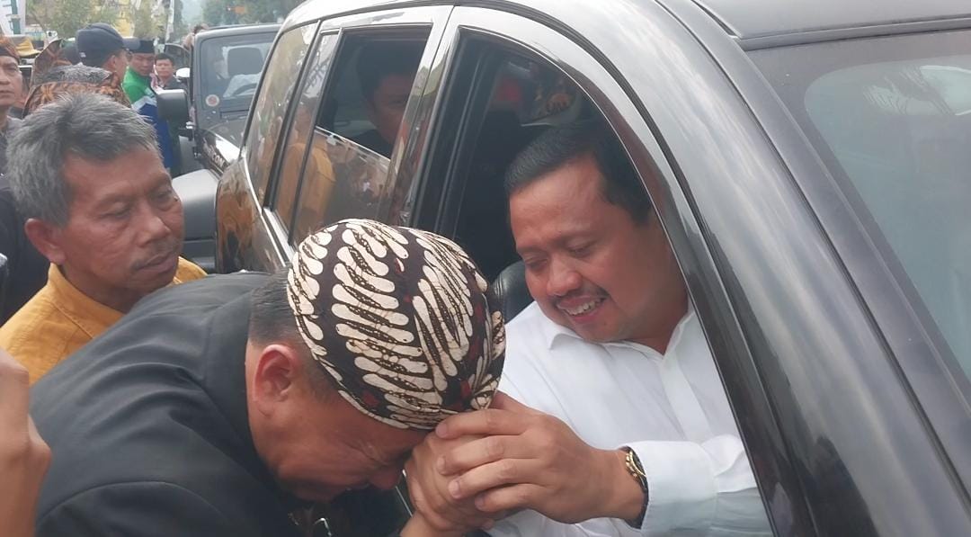 Di Momen Perpisahan, Sekda Pegang Erat Tangan Bupati