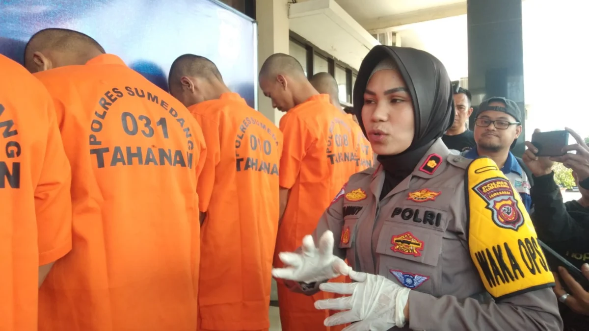 Operasi penyelidikan yang dilakukan oleh Polres Sumedang, terhadap empat orang pelaku pencurian berinisial RFR (28), E (36), TH (24) dan TM (27) serta tiga orang penadah barang curian IH (37), IF (27) dan MAK (28).