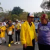 TEGAS: Ketua DPD Golkar Sumedang Sidik Jafar SE., saat menyapa dan berdialog, dengan tokoh masyarakat di salah satu acara di Alun-alun Sumedang baru-baru ini.(foto Ahmad Sofa)