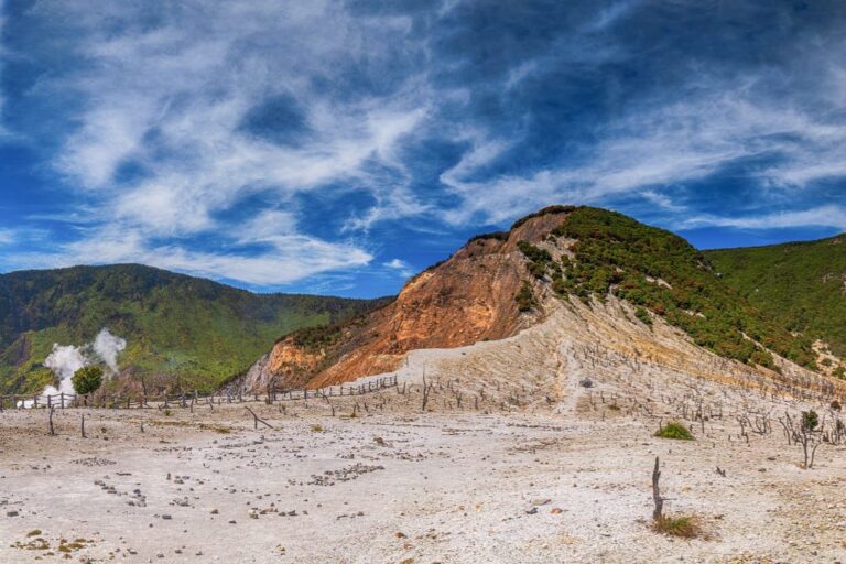 Yuk Mendaki ke Gunung Papandayan, Ini Wisata Alam yang Deket Bandung, Lho! Cantik Banget!