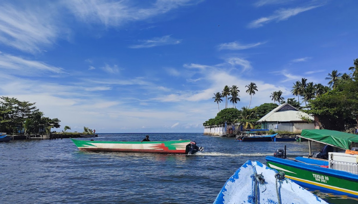 Pesona Pantai Sumedang Yang Punya Kemiripan Sama Pantai Raja Ampat, Homestay Diatas Pantai Air Biru