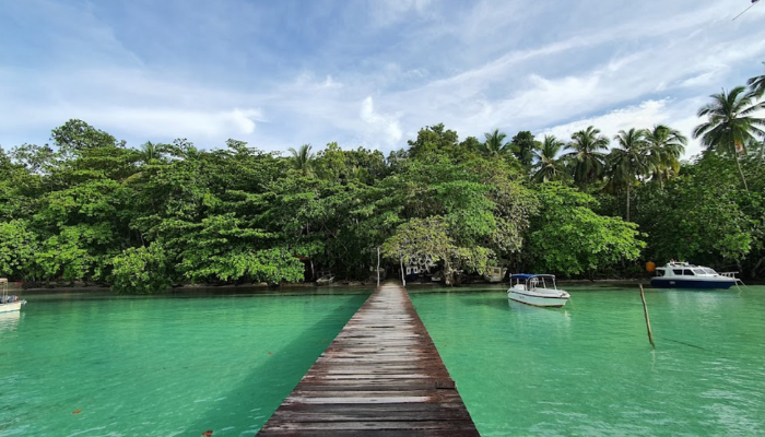 Pesona Pantai Sumedang Paling Populer Punya Kemiripan Dengan Pantai Raja Ampat, Ada Cafe Pinggir Pantai