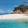 Pesona Pantai Sumedang Ter-Hits Sangat Mirip Sama Salah Satu Pantai Raja Ampat, Bisa Berenang Dekat Homestay