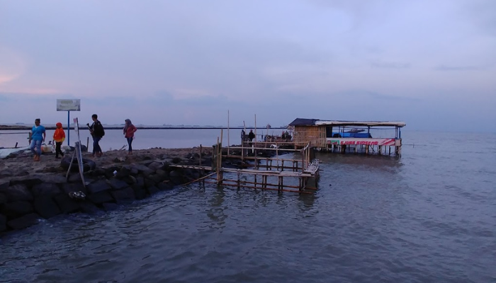 Banyak Dikunjungi Wisatawan Domestik, Inilah Kumpulan Pesona Pantai Cirebon Mirip Pantai Barat Pangandaran