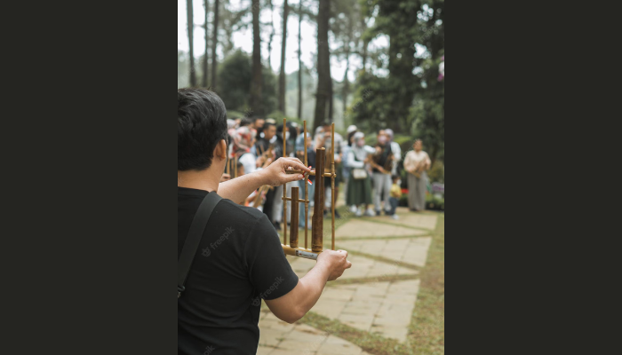 Pernah Main Alat Musik Tradisional Angklung, Yuk Cari Tau Angklung Berasal Darimana Sich?