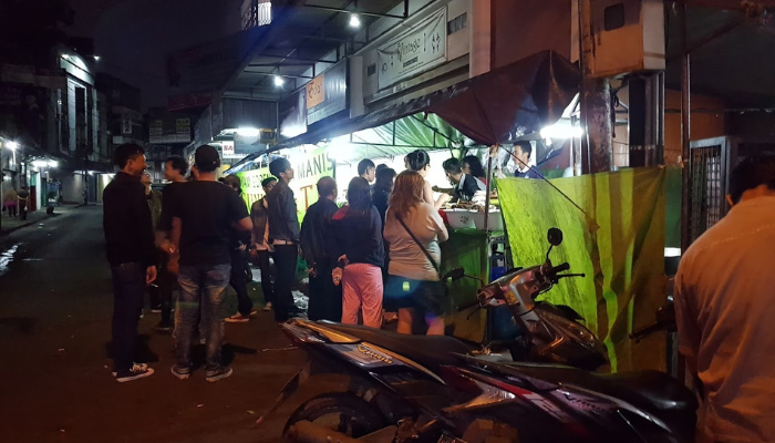 Ayam Goreng Sari Manis Suniaratu: Jajanan Jalanan di Bandung, Menu Favoritnya Murah Banget lho!