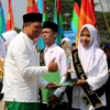 APRESIASI: WAKIL Ketua DPRD Sumedang H. Ilmawan Muhamad, S.Ag., M.M., menyerahkan penghargaan kepada Bintang Santri Sumedang 2023 pada Peringatan Hari Santri Nasional 2023 di Lapang Upacara Pusat Pemerintahan Sumedang (PPS),