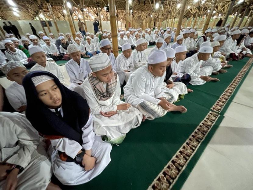 KHIDMAT: Ratusan ribu jamaah dari berbagai penjuru Indonesia berkumpul dalam acara Maulid Akbar Nabi Muhammad saw 1444 Hijriah yang diselenggarakan di Ponpes Asy-Syifaa Wal Mahmudiyyah, Desa Haurngombong, Kecamatan Pamulihan, Kabupaten Sumedang, kemarin.