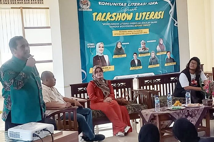 SOSIALISASI: Dinas Pendidikan kabupaten Sumedang, Dr.Dian, ketika ditemui Sumeks dalam Seminar Literasi di Gedung Dinas Arsip dan Perpustakaan Kabupaten Sumedang bersama Komunitas literasi Iqra bersama Madrasah Aliyah Negeri (MAN) 2 Sumedang di Gedung Perpustakaan Daerah Kabupaten Sumedang baru-baru ini.