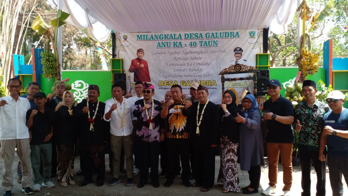 MERIAH: photo bersama Kepala Desa Galudra Sumpena BA., Ketua PMI Jawa Barat, Irjen Purn Drs H Adang Rochjana. Kepala Dinas PMD Kabupaten Sumedang Asep Aan Dahlan Ssos Msi dan para tamu undangan lainnya pada kegiatan Milangkala ke 40 di Desa Galudra, baru-baru ini. Foto Ahmad Sofa