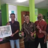 PENUH HARU: Penyerahan bingkai photo bersama kepada Pelda Dindin Suryadinata dari Pemerintahan Kelurahan Situ, yang melambangkan jalinan silaturahmi di Desa Situ, baru-baru ini.