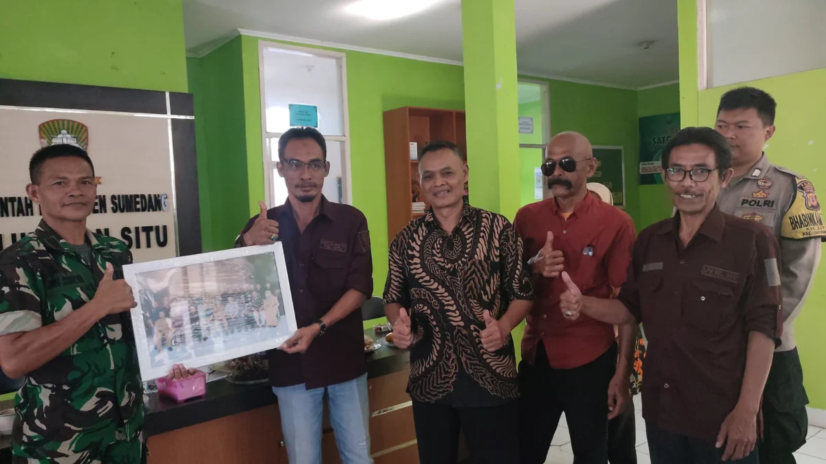 PENUH HARU: Penyerahan bingkai photo bersama kepada Pelda Dindin Suryadinata dari Pemerintahan Kelurahan Situ, yang melambangkan jalinan silaturahmi di Desa Situ, baru-baru ini.