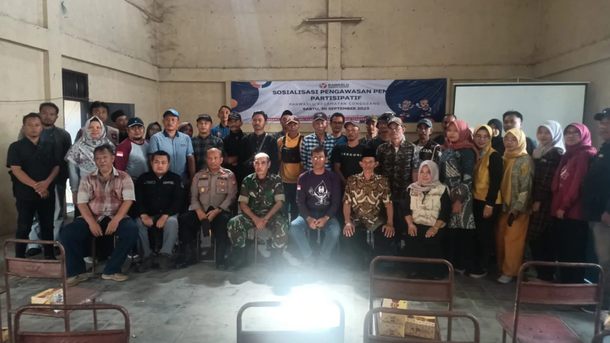 ATEP BIMO AS/SUMEKS GOTO BERSAMA: Jajaran Formaco berserta Forkopimcam dan Panwaslu Kecamatan Conggeang melakukan foto bersama seusai deklarasi Formaco, baru-baru ini.