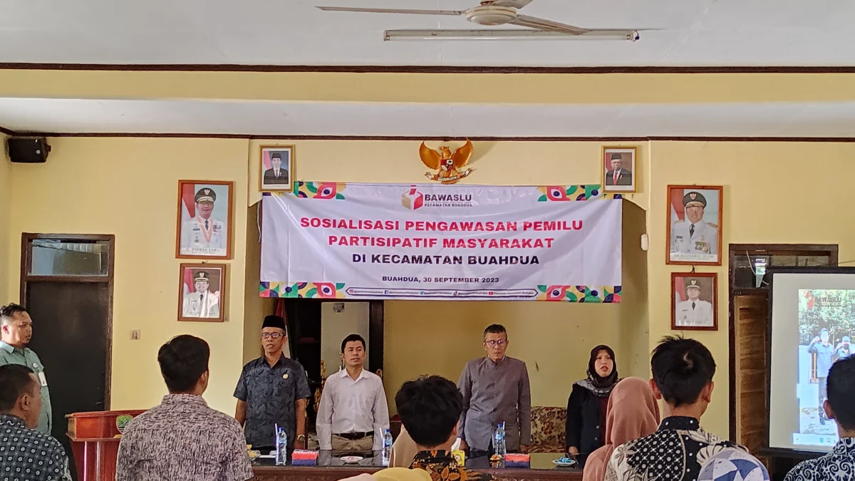 ATEP BIMO AS/SUMEKS BERIKAN MATERI: Pengamat dan Pemerhati Pemilu Ade Sunarya saat memberikan materi pada kegiatan Kegiatan Sosialisasi Pengawasan Pemilu Partisipatif Panwaslu Kecamatan Conggeang, di Gedung KPGC Kecamatan Conggeang, baru-baru ini.