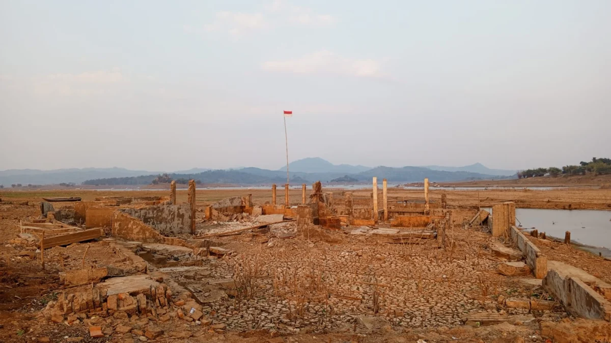 GERSANG: Kondisi Waduk Jatigede di cuaca ekstrem, di Cisitu Sumedang, baru-baru ini.