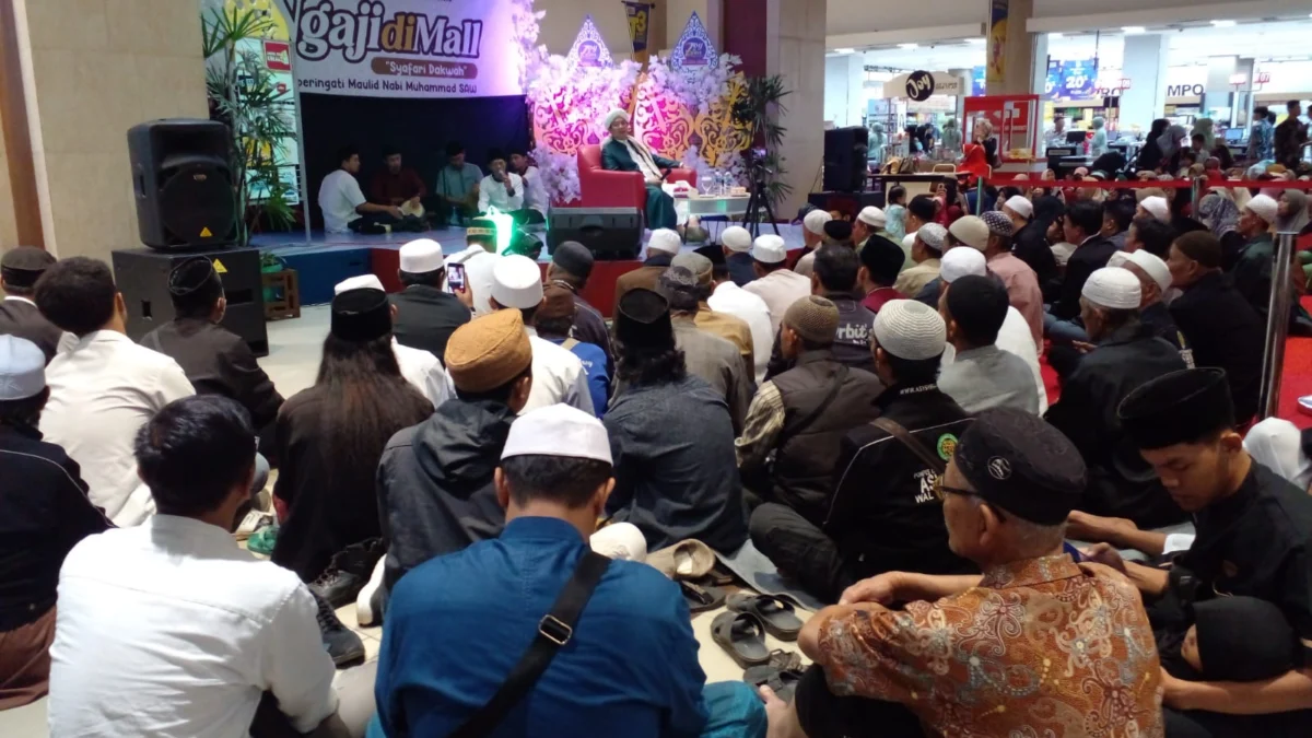 KHIDMAT: Ratusan jema'ah umat muslim berdesakan memadati ruangan atrium Plaza Asia di Sumedang, dalam rangka memperingati Maulid Nabi Muhammad Shallallahu Alaihi Wasallam, dengan tema Syafari Dakwah, baru-baru ini.