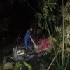 ATEP BIMO AS/SUMEKS PADAMKAN: Petugas pemadam kebakaran dari Damkar wilayah Kecamatan Conggeang saat berusaha memadamkan api di lahan Kebun Blok Pasir Pogor, Dusun Cidempet RT 004 RW 002 Desa Cibeureuyeuh, Kecamatan Conggeang, baru-baru ini.