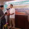 Kadis DPMD, Asep Aan Dahlan saat menerima bingkisan tali kasih dari Plt Camat Sumedang Utara , Maman Wasman pada acara Lepas Sambut di Kecamatan Sumedang Utara.