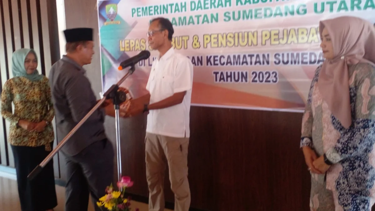 Kadis DPMD, Asep Aan Dahlan saat menerima bingkisan tali kasih dari Plt Camat Sumedang Utara , Maman Wasman pada acara Lepas Sambut di Kecamatan Sumedang Utara.