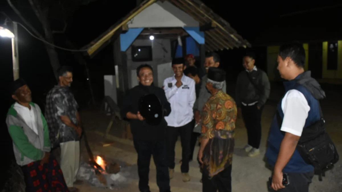 SAPA WARGA: Pj Bupati Herman menyapa warga masyarakat Dusun Margaluyu yang sedang melaksanakan ronda malam di Pos Siskamling, baru-baru ini.