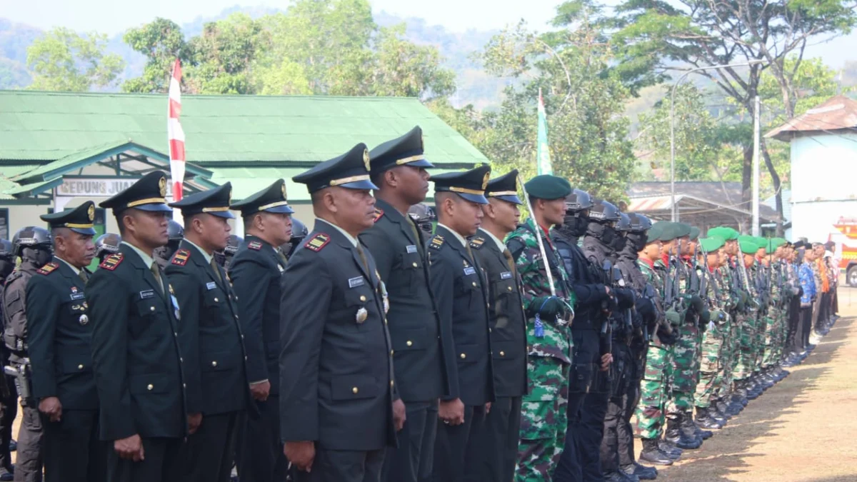 BERBARIS: Anggota tengah mengikuti upacara memperingati HUT TNI k-78 tingkat Kabupaten Sumedang, dilaksanakan di Makodim 0610/Sumedang, kemarin.