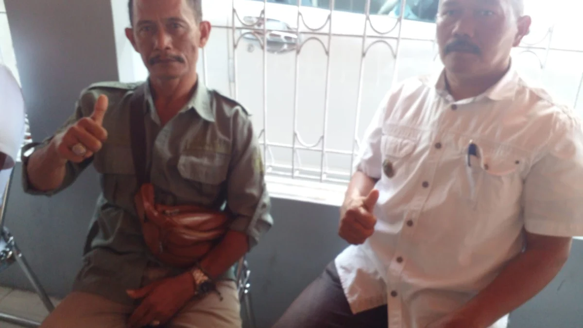 BANTUAN: Photo bersama Kades Kebonjati Jajang (Kanan), dengan Direktur Bumdesma Kecamatan Sumedang Utara, Safari Suntana di Desa Kebonjati, baru-baru ini