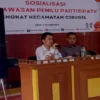 ATEP BIMO AS/SUMEKS BERIKAN WAWASAN: Pengamat Demokrasi dan Pemilu Kabupaten Sumedang, Ade Sunarya saat memberikan pemahaman terkait kepemiluan, belum lama ini.