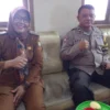 BANTUAN: Photo bersama Kades Kebonjati Onih Noer Rosidah (Kiri), dengan Direktur Bumdesma Kecamatan Sumedang Utara, Aiptu Agus Setiawan Bhabin Kamtibmas Desa Sukagalih, baru-baru ini.