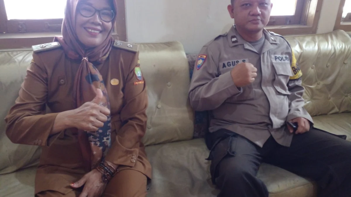 BANTUAN: Photo bersama Kades Kebonjati Onih Noer Rosidah (Kiri), dengan Direktur Bumdesma Kecamatan Sumedang Utara, Aiptu Agus Setiawan Bhabin Kamtibmas Desa Sukagalih, baru-baru ini.