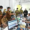 DISOROT: Pj Bupati Sumedang Herman Suryatman meninjau salah satu ruang pelayanan di RSUD Sumedang, kemarin. Dia meminta pelayanan di rumah sakit tersebut jangan sampai mengecewakan masyarakat.