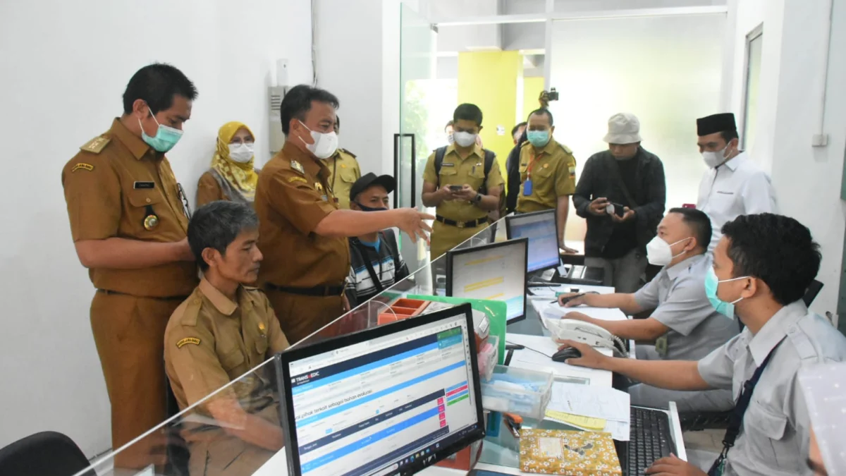 DISOROT: Pj Bupati Sumedang Herman Suryatman meninjau salah satu ruang pelayanan di RSUD Sumedang, kemarin. Dia meminta pelayanan di rumah sakit tersebut jangan sampai mengecewakan masyarakat.