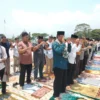 BERSYUKUR: Kawasan Waduk Jatigede, tengah guyur hujan. Di kawasan Masjid Al Kamil dan sekitarnya, kemarin