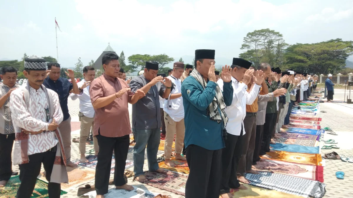 BERSYUKUR: Kawasan Waduk Jatigede, tengah guyur hujan. Di kawasan Masjid Al Kamil dan sekitarnya, kemarin