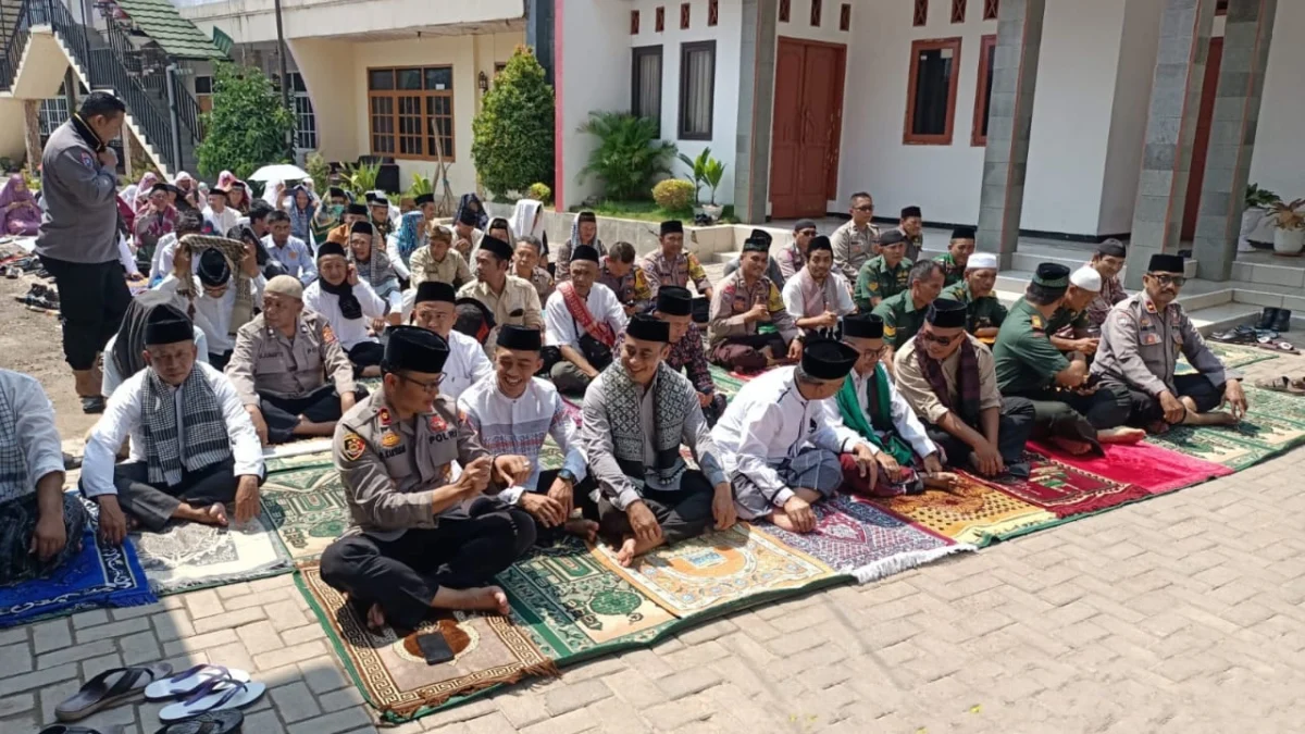 KHUSYUK: Beberapa warga tengah melaksanakan Sholat Sunat Istisqo, yang berlangsung mulai pukul 09.30 hingga 11.00 WIB, di halaman Ponpes Cikalama, Dusun Cikalama RT 03/10, Desa Sindangpakuon, Kecamatan Cimanggung, Kabupaten Sumedang, kemarin.