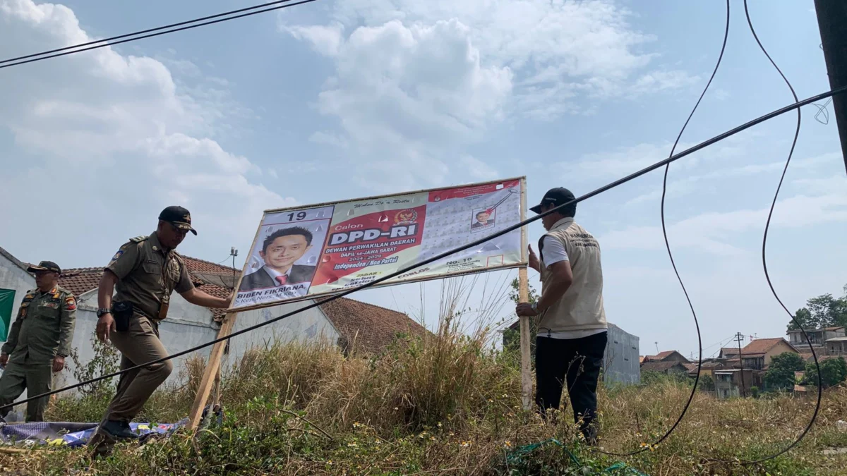 LEPAS PAKSA: Satuan Polisi Pamong Praja (Satpol PP) Kabupaten Sumedang, bersama dengan pihak terkait, berhasil melaksanakan penertiban atribut, bendera, spanduk dan umbul-umbul atau alat peraga sosialisasi (APS).