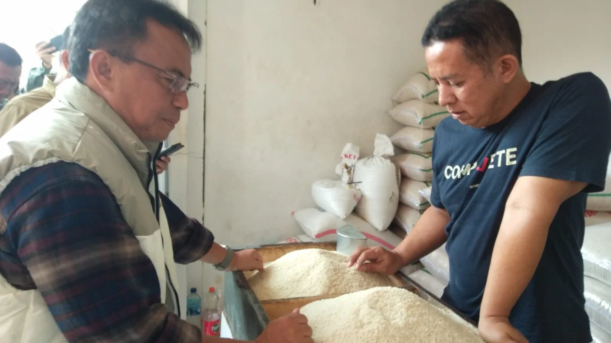 CEK HARGA: Pj Bupati Sumedang Herman Suryatman berdialog dengan pedagang beras, di Pasar tradisional di Sumedang Kita, soal kenaikan harga beras, kemarin.