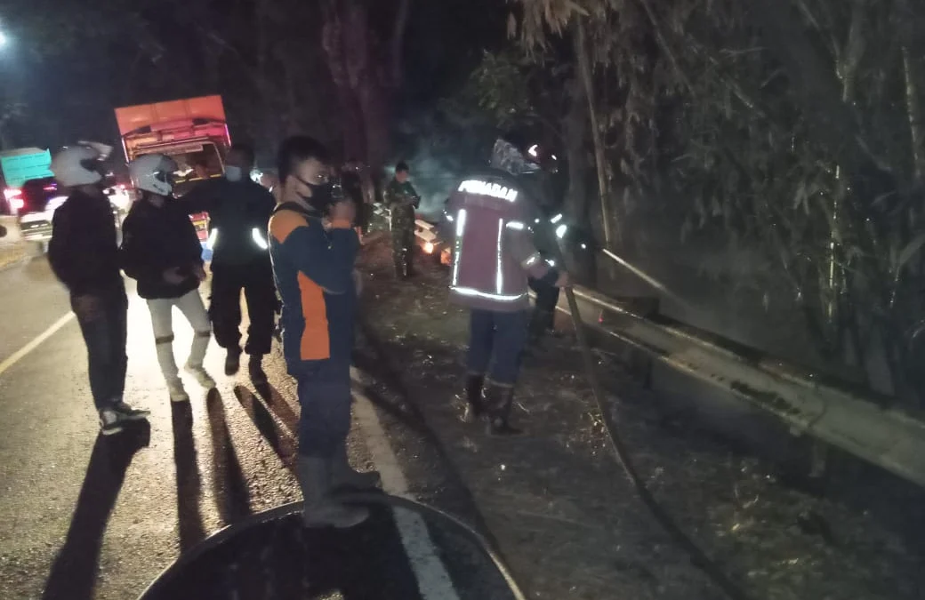 ISTIMEWA HEBAT: Kebakaran hebat terjadi di lahan milik warga tepat berada di pinggir jalan nasional Cirebon-Bandung, baru-baru ini.