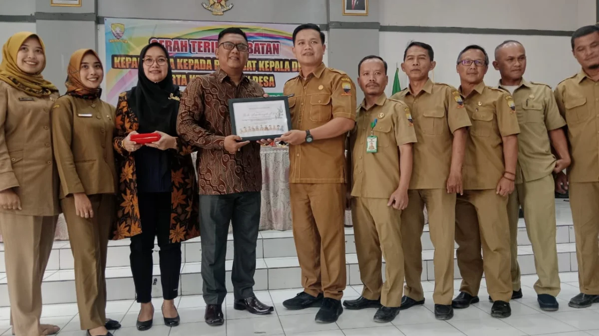 APRESIASI: Pemerintah Desa Sindang Pakuon Kecamatan Cimanggung Kabupaten Sumedang menggelar upacara serah terima jabatan kepala desa di Aula Desa Sindang Pakuon, baru-baru ini.