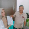 Salah calon kepala PAW Desa Sindangpakuon Kecamatan Cimanggung Ajat Sudrajat mantan Babinsa Sindangpakuon, saat mengambil Formulir pendaftaran di panitia PAW, baru-baru ini.