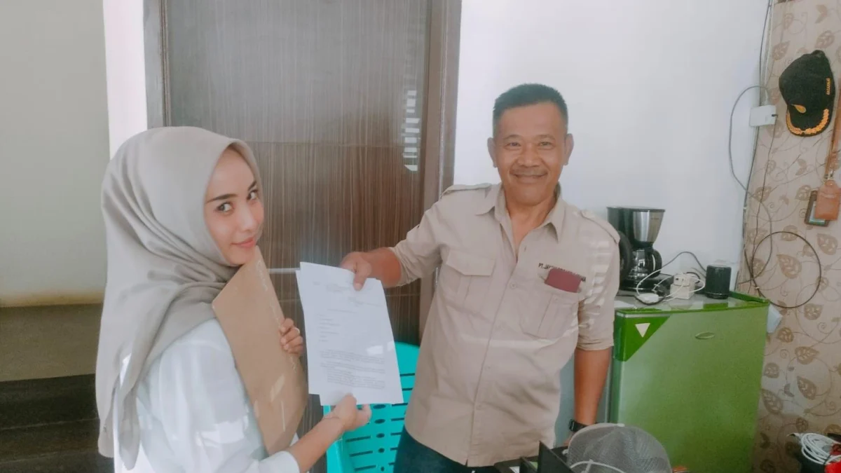 Salah calon kepala PAW Desa Sindangpakuon Kecamatan Cimanggung Ajat Sudrajat mantan Babinsa Sindangpakuon, saat mengambil Formulir pendaftaran di panitia PAW, baru-baru ini.