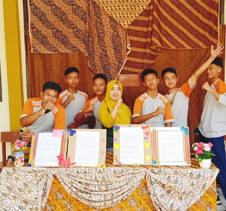 SEMANGAT: Photo bersama Wakasek Kurikulum SMPN 7 Sumedang, Santy Nurmalasari MPd., bersama para siswa kelas VII pada kegiatan Pekan P5 di SMPN 7 Sumedang baru-baru ini.