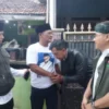 OPTIMIS: Calon Kades terpilih nomor urut 2, Hari Fajri (kedua dari kiri)  disalami sejumlah warga usai pengumuman sebagai pemenang pada Pilkades serentak, baru-baru ini.