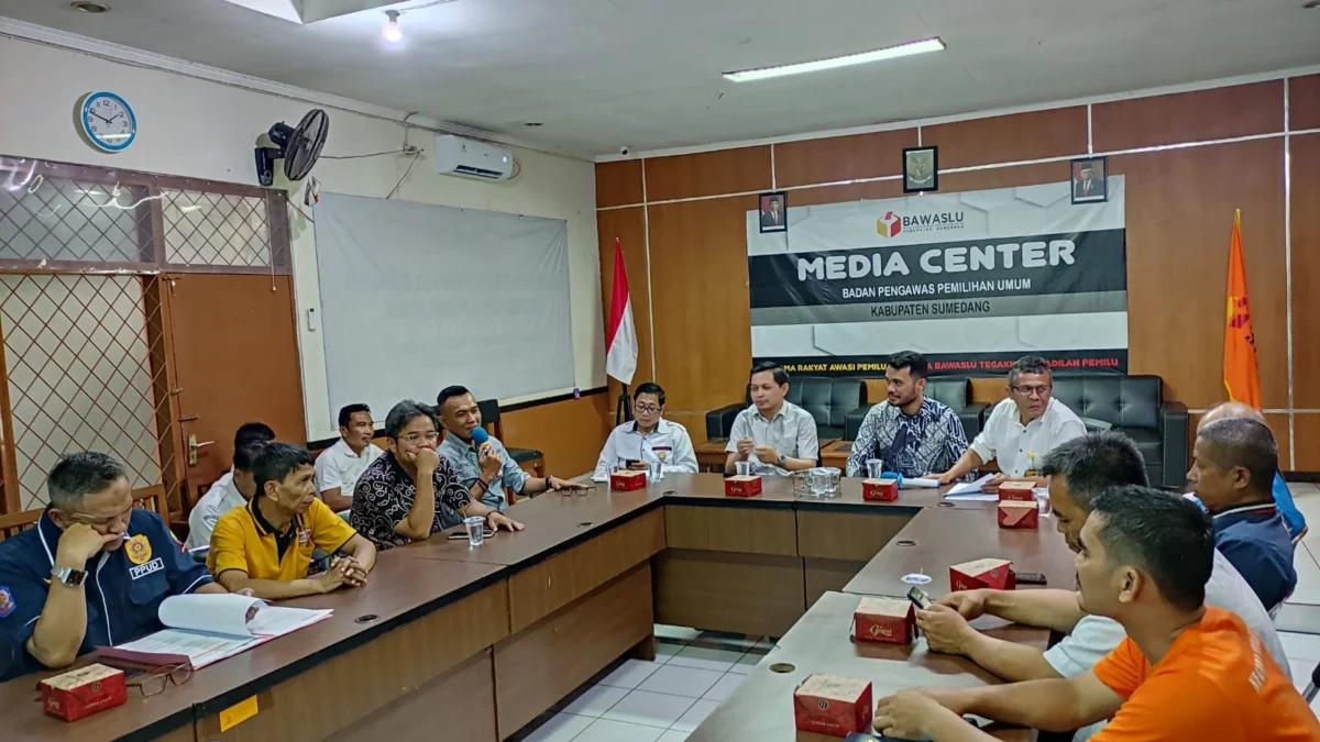 DISKUSI: Rapat Koordinasi penertiban APS bersama Satpol PP dan Parpol Peserta Pemilu, di Kantor Bawaslu Kabupaten Sumedang, baru-baru ini.