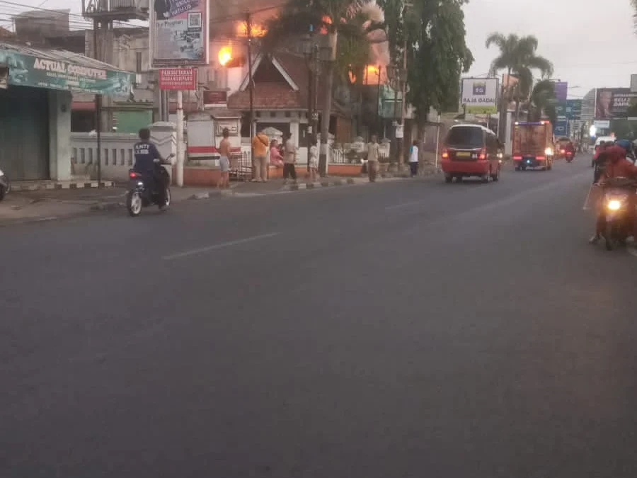 Diduga Korsleting Listrik, Ruko Dua Lantai Terbakar