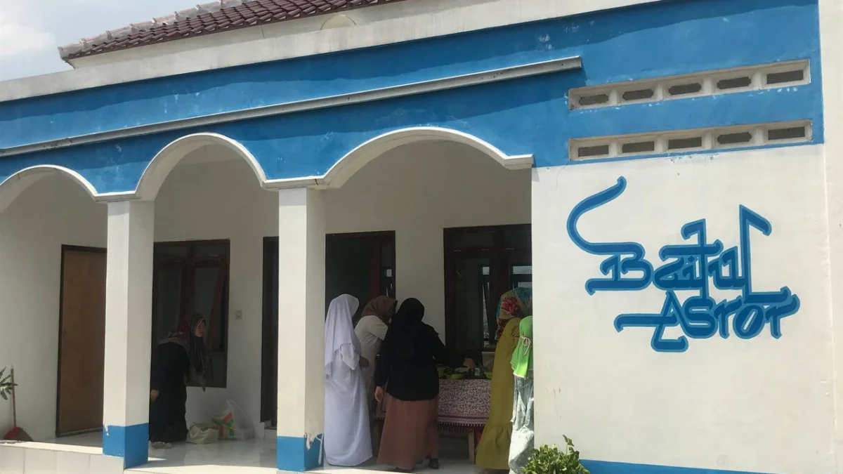 KHUSUK: Warga tengah menedengarkan ceramah dalam peringatan Maulid Nabi di Perumahan Villa Istana Bendungan, Desa Margamukti, baru-baru ini.